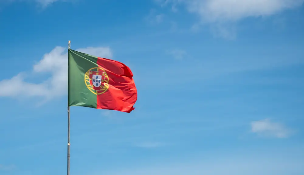 The Portuguese flag, the Golden Visa remains open in 2026